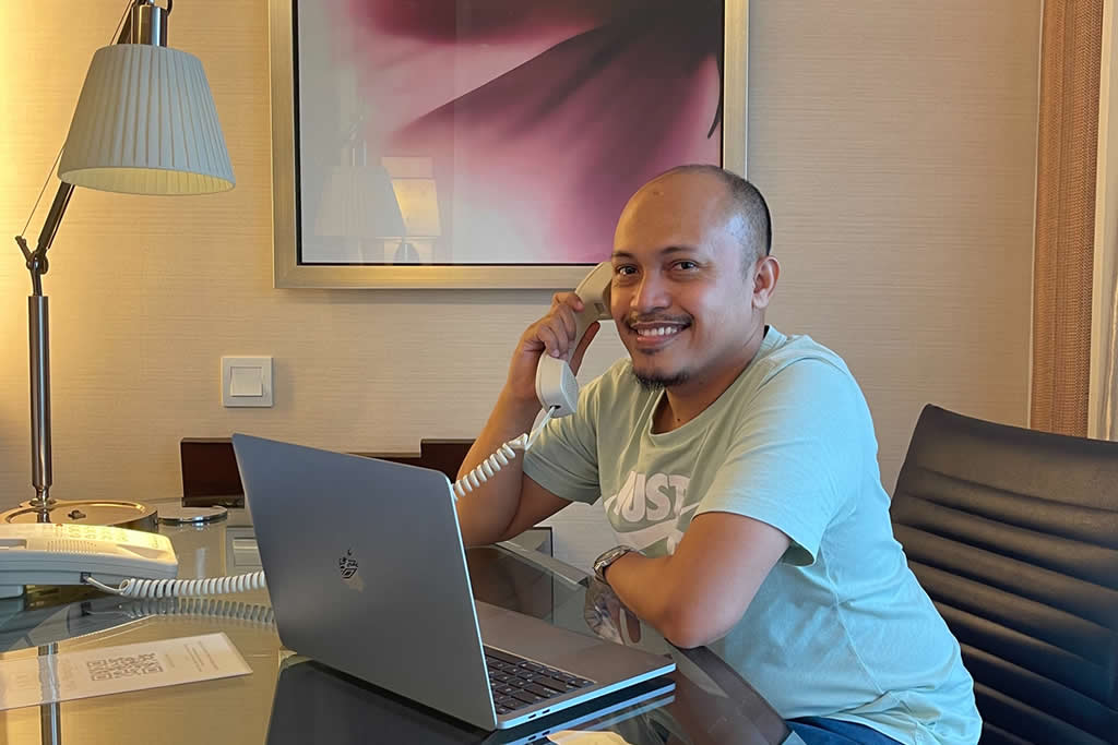 Glenn Mark Dizon talking on the phone with a web design with SEO client.